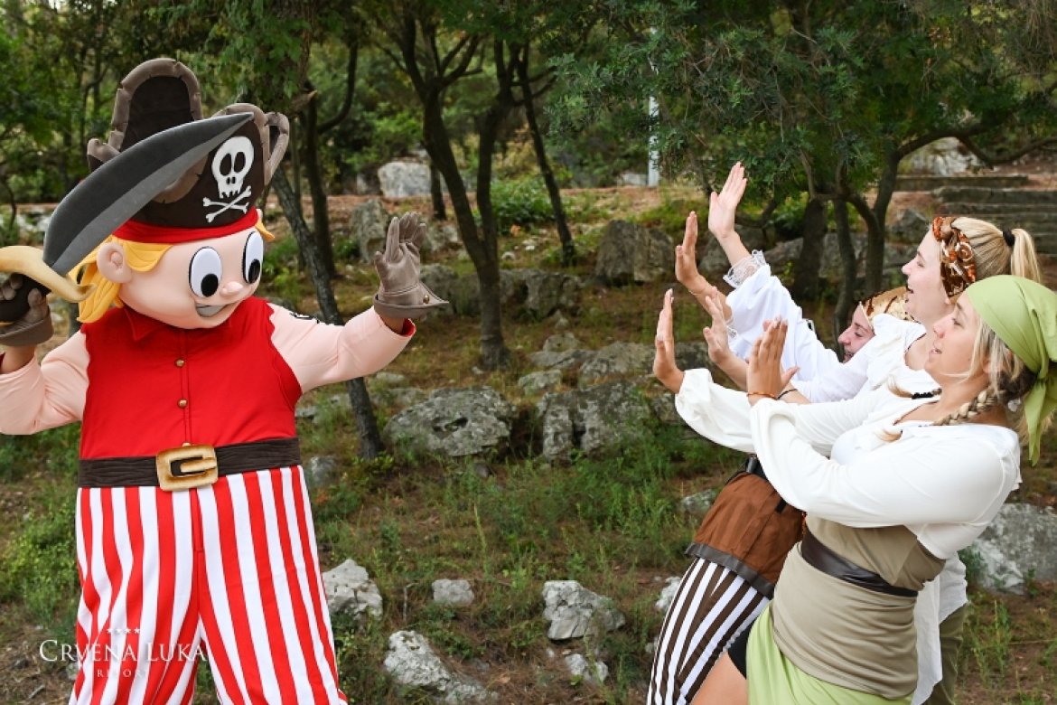 Maskota u obliku pirata u šumi