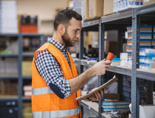 Radnik u skladištu
