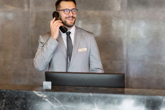 Recepcioner u hotelu